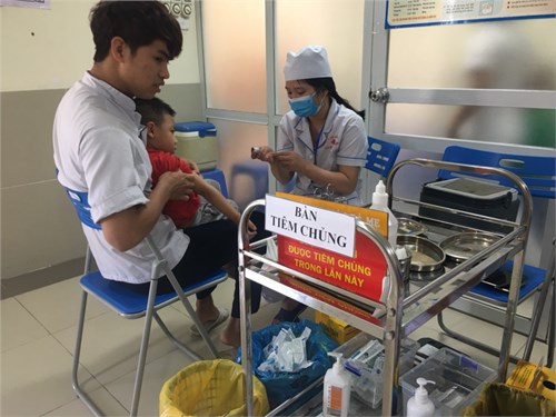 Trường mầm non Gia thụy kết hợp với trạm y tế phường Gia Thụy tổ chức tiêm phòng Sởi - Rubella cho học sinh học tại trường 